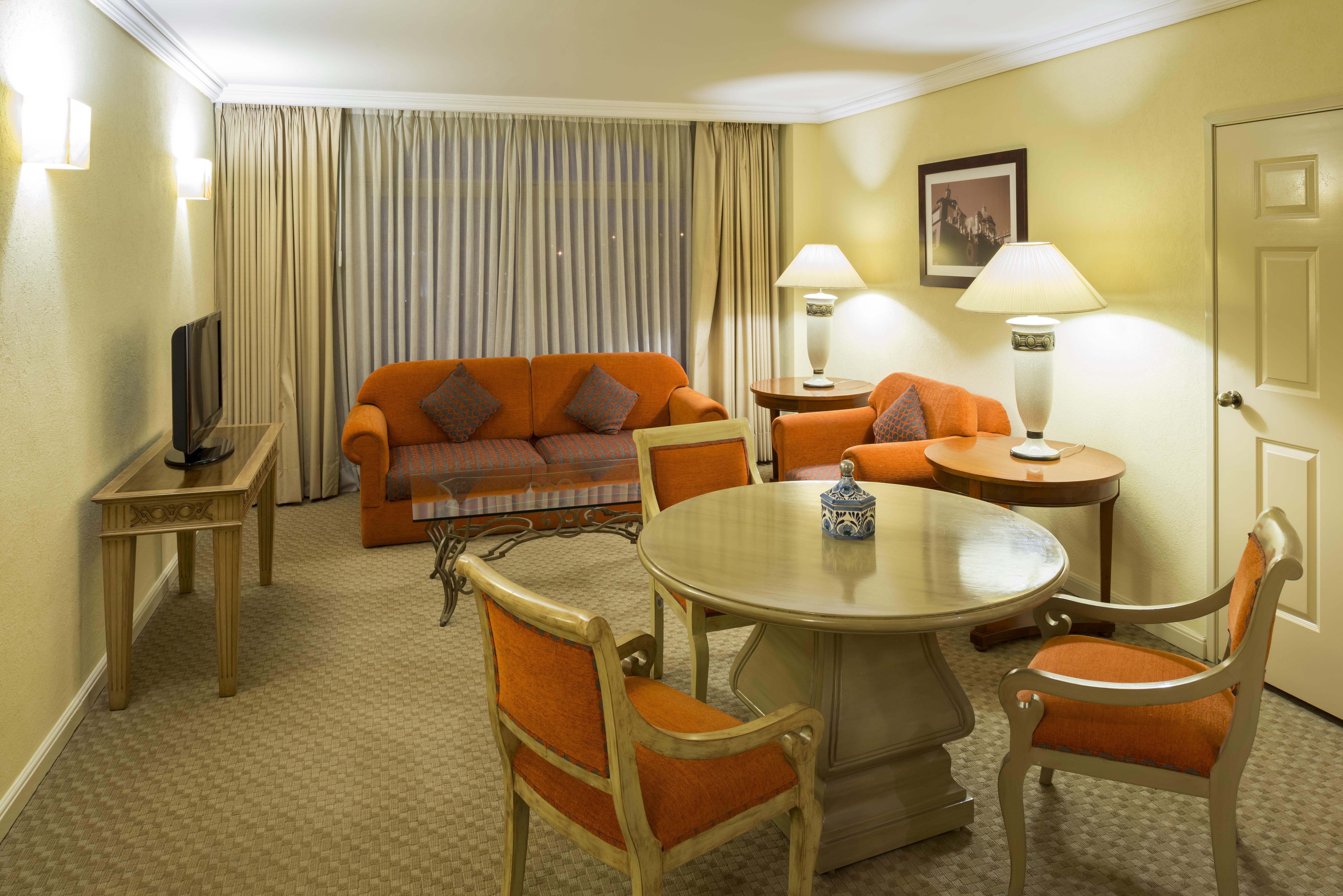 Camino Real Puebla Angelopolis Ξενοδοχείο Εξωτερικό φωτογραφία A living room in a suite