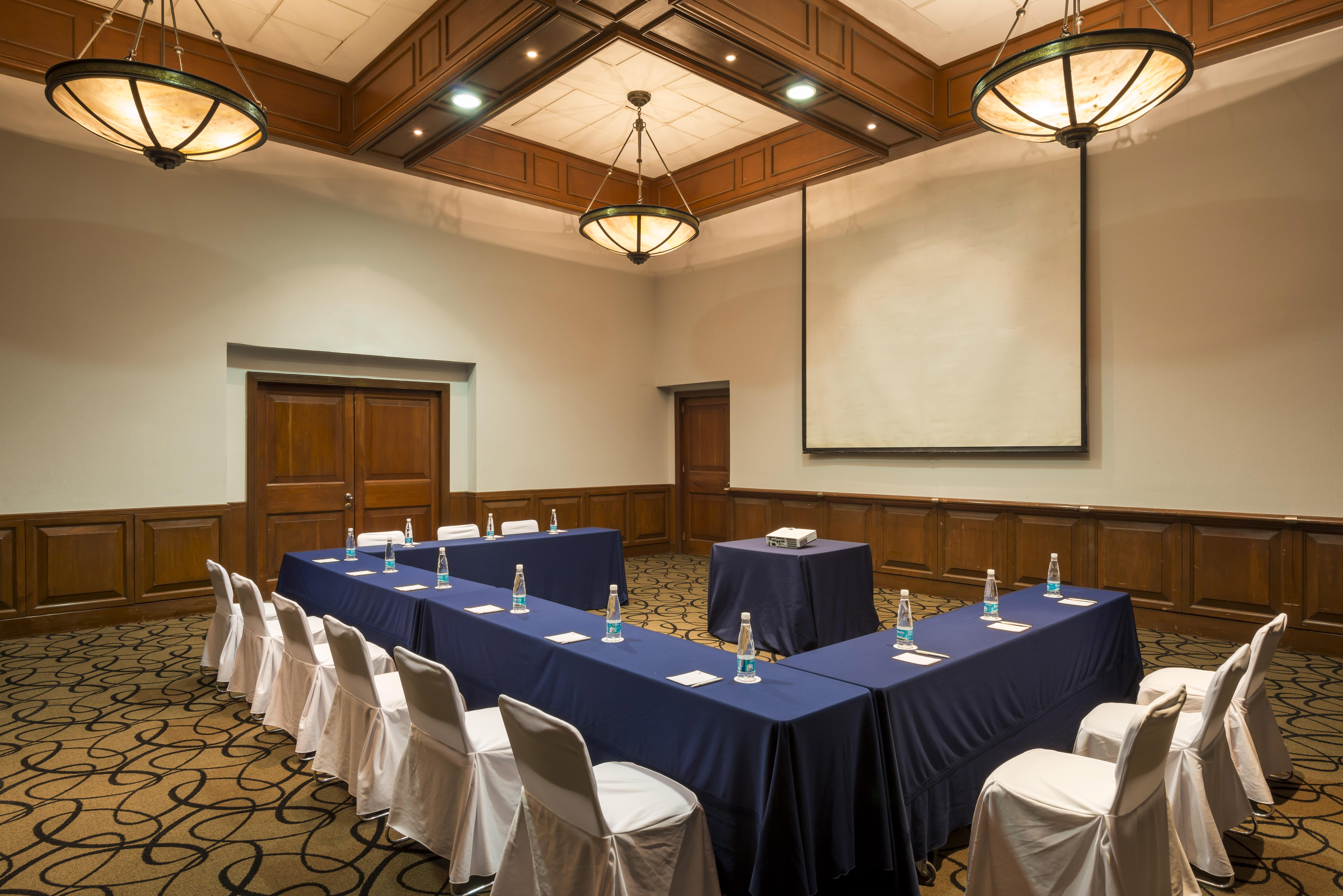 Camino Real Puebla Angelopolis Ξενοδοχείο Εξωτερικό φωτογραφία A meeting room at the Sheraton Club Resort