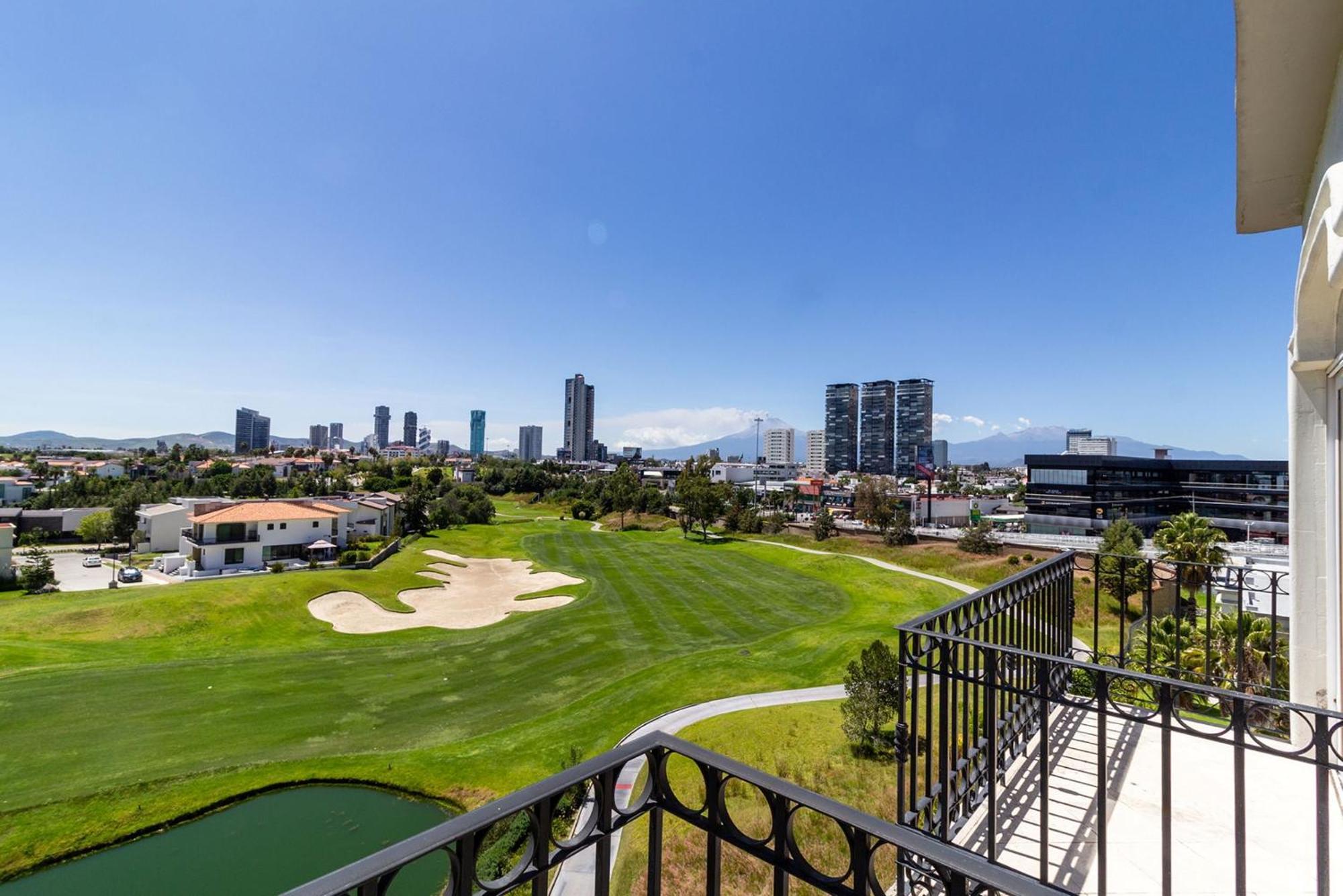 Camino Real Puebla Angelopolis Ξενοδοχείο Εξωτερικό φωτογραφία View of the 18th hole at Torrey Pines Golf Course