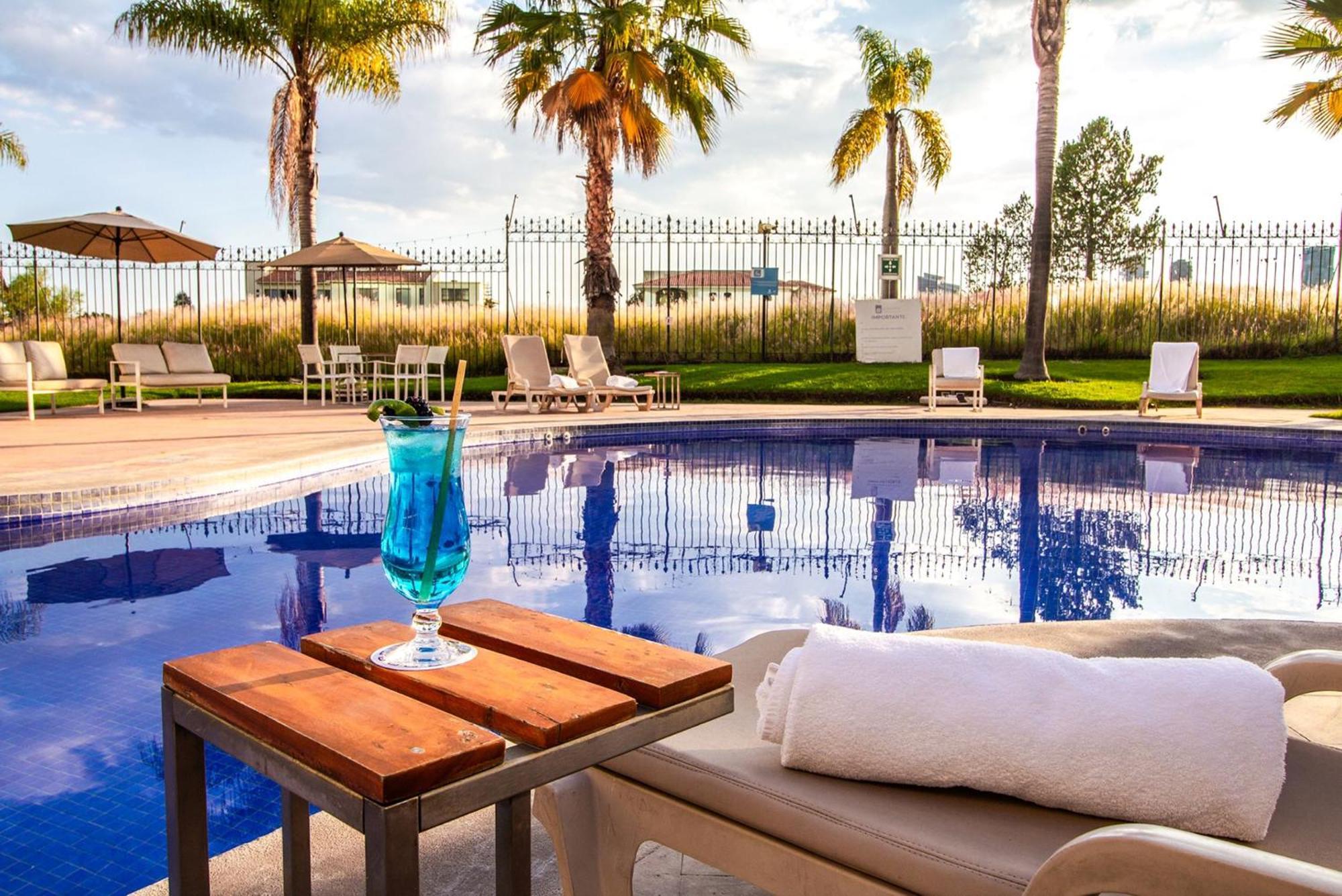 Camino Real Puebla Angelopolis Ξενοδοχείο Εξωτερικό φωτογραφία The pool at the hotel